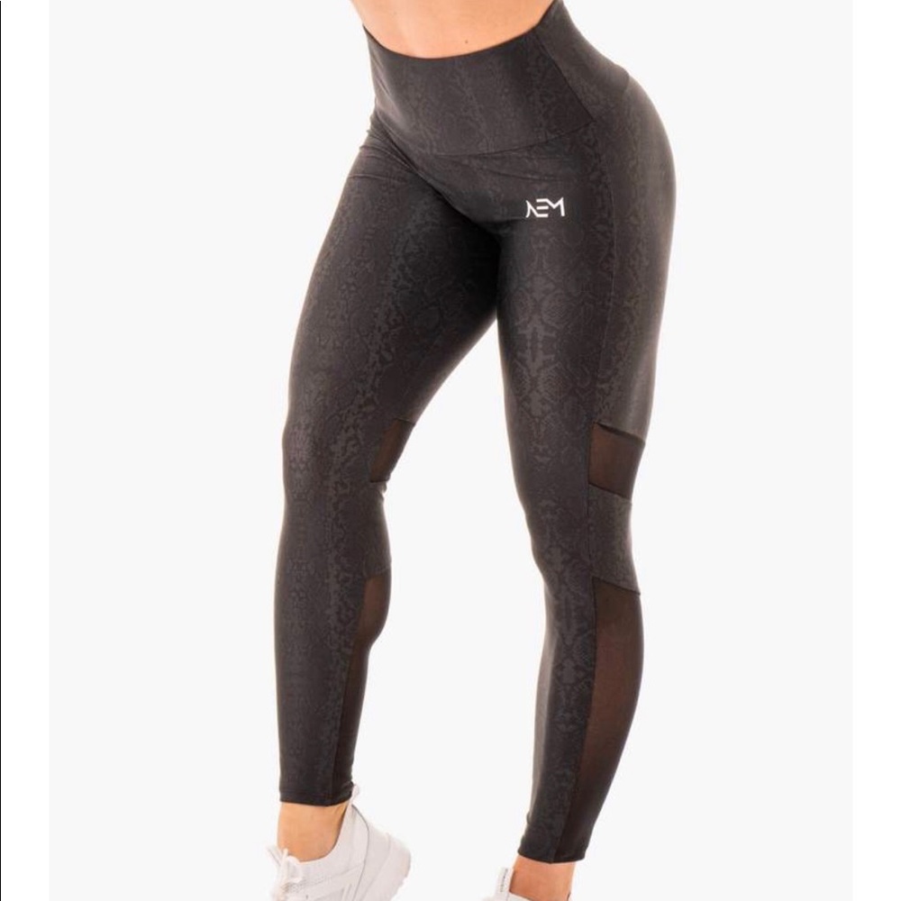 Ryderwear snakeprint scrunch leggings